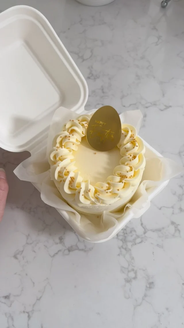 Paas inspiratie! Een klein paastaartje gevuld met heerlijk fris zoete lemon curd en lekkere dikke slagroom afgesmeerd met Swiss meringue botercrème, gewoon omdat het kan! 
.
.
.
#paastaart #eastercake #minicake #bentocake