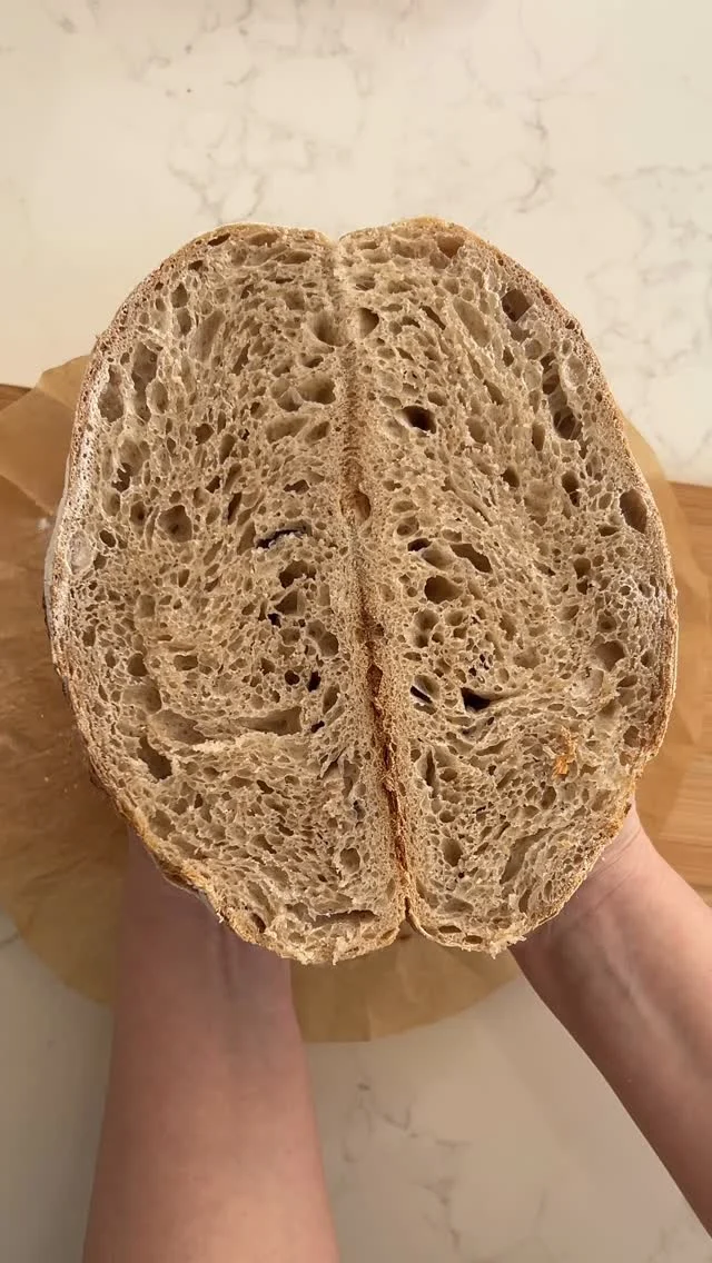 Brood ASMR - de kartels pakten de korst niet meteen heel goed, maar blij met de binnenkant ❤️ 450 gram T65 en 50 gram roggemeel, met een starter die bestaat uit 80% roggemeel dit keer. Superlekker! Afgebakken in een Dutch oven met deksel voor 25 minuten op 235 graden en zonder deksel 13 minuten op 220 graden. 
.
.
.
#zuurdesembrood #zuurdesemstarter #zuurdesembroodbakken