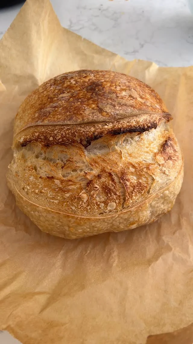 Broodzondag! Geluid aan voor een tip! Niet altijd een POOF of een karakteristiek oor? Ik vertel je over de 6 minuten score die je kan toepassen zodat je deeg nog meer poof doet in de oven of een mooi oor op je brood komt. Score je brood zoals normaal voor het bakken, bak het brood dan voor 6 minuten af in een gesloten gietijzeren pan en score het brood nogmaals op dezelfde plek. Doe deksel er weer op en bak door voor 19 minuten. Daarna bak je nog zonder deksel 13 minuten verder op 220 graden. Helemaal top! 
.
.
.
#zuurdesem #zuurdesembrood #sourdoughscoring