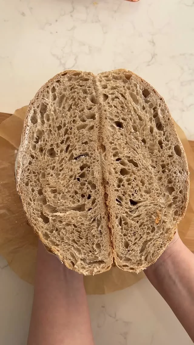 Heel fijne zonnige zondag brooddag lieverd! Wat een weer! Helemaal blij hier! Hopelijk heb je een heerlijke dag. Ik had een weekje een desem depressie want de starter had 4 dagen lang geen zin om ook maar iets te doen, maar na een tip van Tascha toch roggemeel toegevoegd en toen had hij weer enorm veel zin om lekker actief te worden! Dit broodje is dus 450 bloem en 50 roggemeel, 330 water en 120 gram actieve starter met 10 gram zout. Ik had beter kunnen opbollen maar lekker was hij sowieso! Geniet van vandaag!
.
.
.
#zuurdesem #zuurdesembrood #sourdoughscoring
