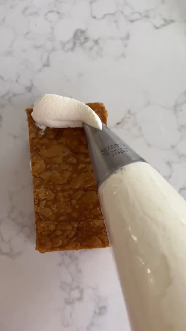 Sooooo satisfying! Mascarpone vanille slagroom met bladerdeeg en vers fruit en een nieuwe aflevering van De Bakcast over Mille Feuille! Wat wil je nu nog meer op deze zonnige zondag? #millefeuille #millefeuilles #tompouce